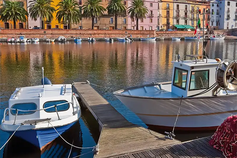 Port pittoresque d'Alghero, Sardaigne Port d'Alghero avec des bateaux colorés, Sardaigne