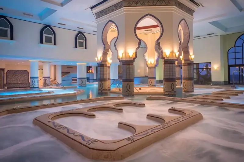 Spa Thalasso du The Cascades Golf Resort Intérieur du spa thalasso au The Cascades Golf Resort avec des détails architecturaux arabisants