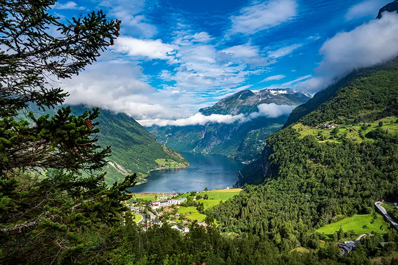 Fjord de Geiranger classé UNESCO Vue panoramique du fjord de Geiranger, classé UNESCO, entouré de montagnes verdoyantes