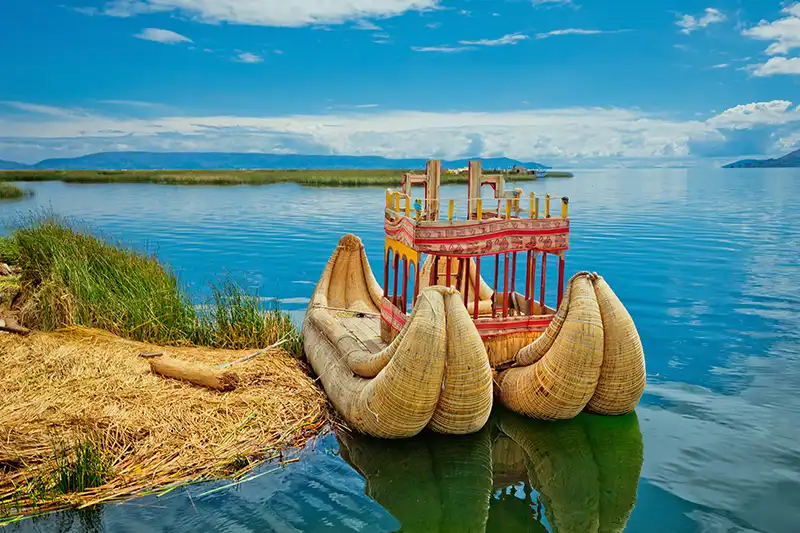 Île flottante traditionnelle des Uros sur le lac Titicaca.