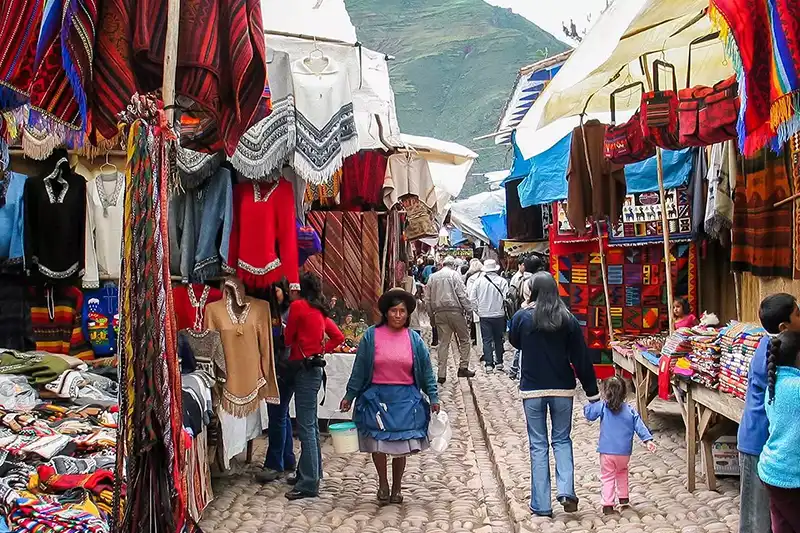 Marché traditionnel coloré de Pisac dans la Vallée Sacrée.