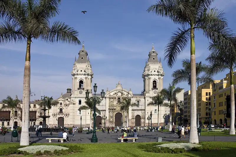 Place d'Armes de Lima avec sa cathédrale majestueuse et ses palmiers.