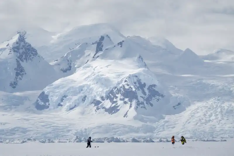 Exploration des montagnes enneigées en Antarctique