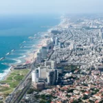 Vue aérienne de Tel Aviv avec la mer Méditerranée, illustrant les nouvelles formalités d'entrée en Israël.