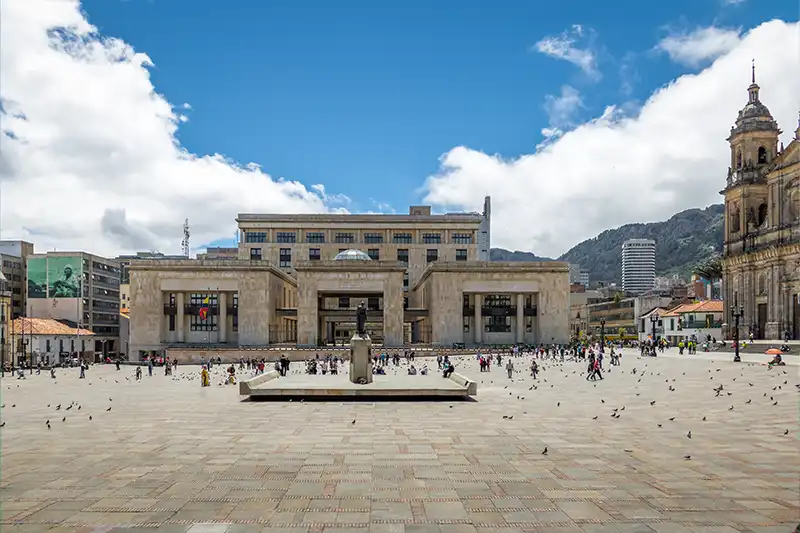 Vue panoramique sur la place Bolívar à Bogota, entourée de bâtiments coloniaux et modernes