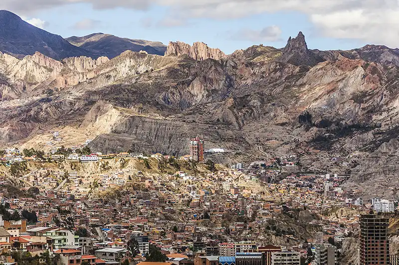 Dรฉcouverte de La Paz, capitale la plus haute du monde Vue aรฉrienne de La Paz entourรฉe des montagnes de lโAltiplano