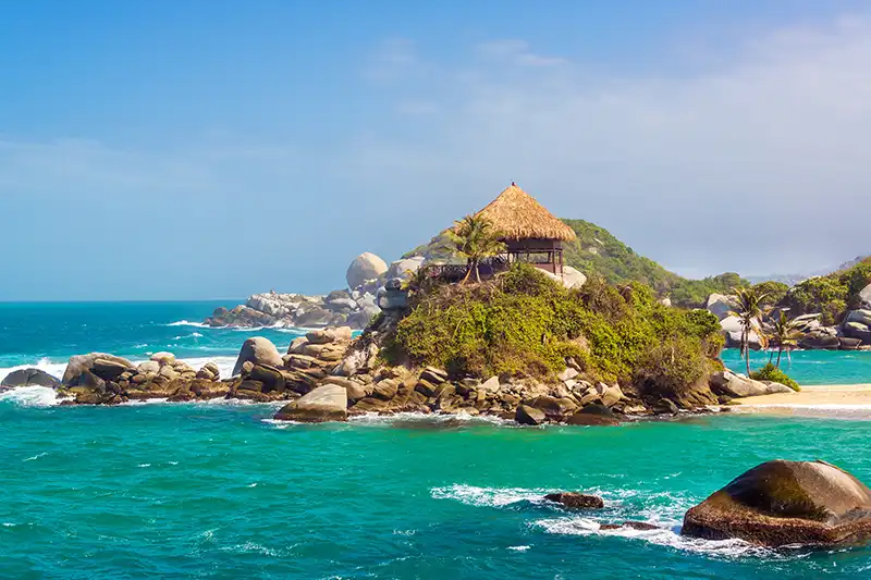 Plage paradisiaque et cabane en bord de mer dans le parc national Tayrona