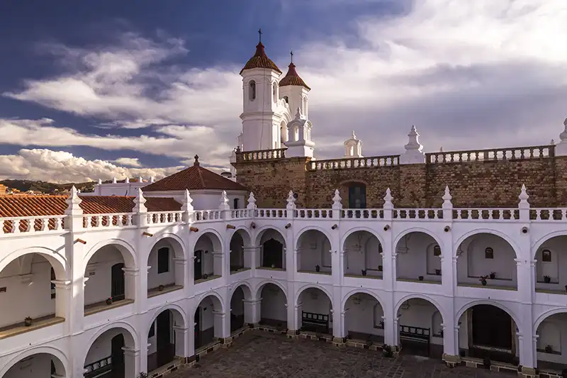 Visite du centre historique de Sucre Cloรฎtre dโun monastรจre colonial blanc ร Sucre, Bolivie