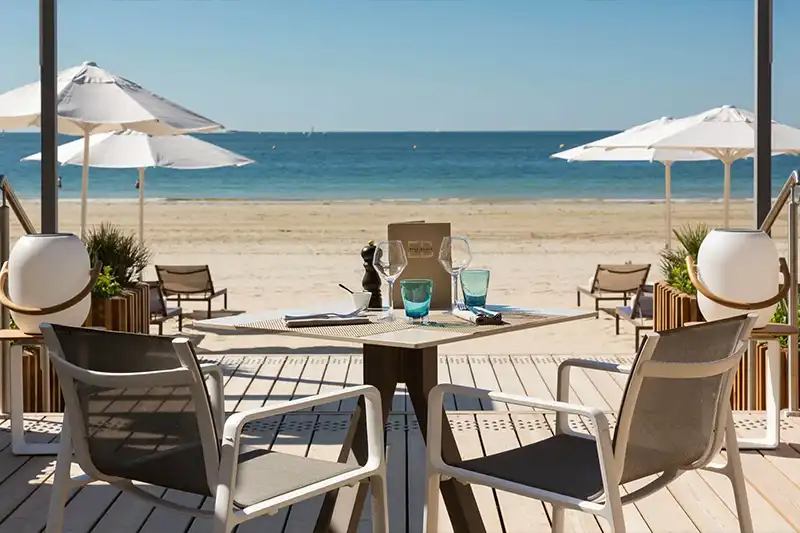 Vue sur la plage depuis la terrasse d’un restaurant à La Baule