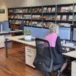 Espace de travail moderne des conseillers chez Delta Voyages à Genève