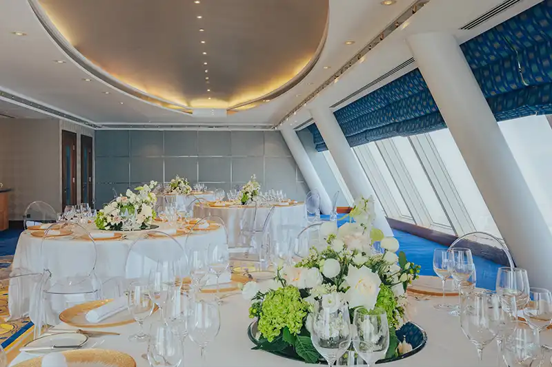 Dîner privé et événements exclusifs – Burj Al Arab Jumeirah Salle de réception élégante avec vue panoramique au Burj Al Arab
