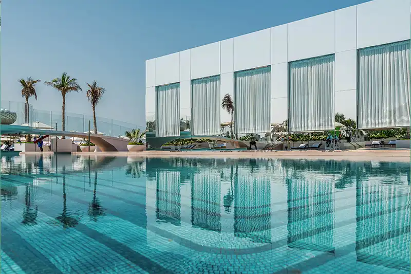 Piscine extérieure et restaurant SAL – Burj Al Arab Vue sur la piscine et les installations extérieures du SAL