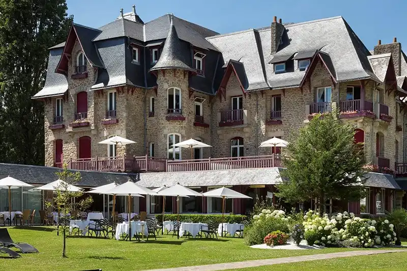 Castel Marie-Louise – Élégance et raffinement à La Baule Façade du Castel Marie-Louise à La Baule, hôtel Barrière au charme Belle Époque