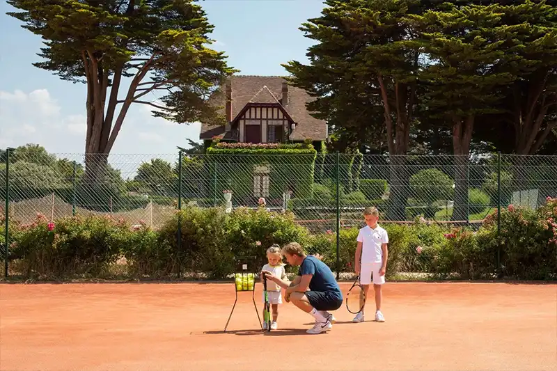 Activités sportives en famille à La Baule Cours de tennis pour enfants dans un domaine Barrière à La Baule