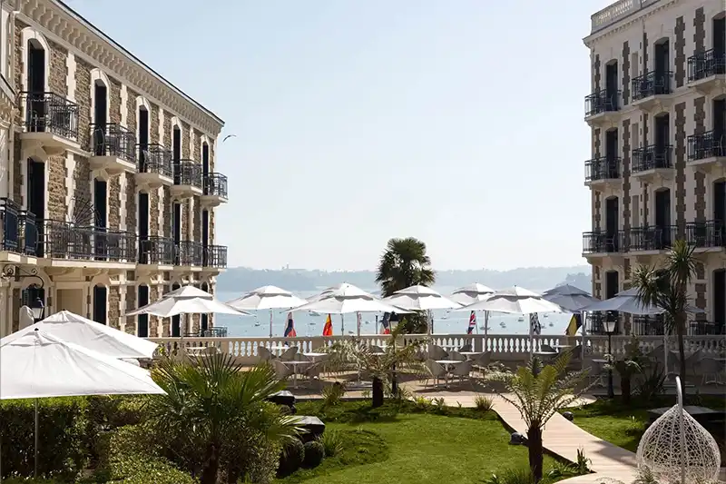 Séjour au Grand Hôtel Dinard – Charme en Bretagne Vue mer et terrasse du Grand Hôtel Barrière à Dinard