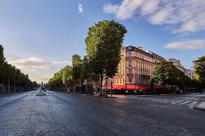 Hôtel Fouquet’s Paris – Adresse iconique à deux pas de l’Arc de Triomphe Vue sur l’Avenue des Champs-Élysées avec l’Hôtel Fouquet’s à Paris