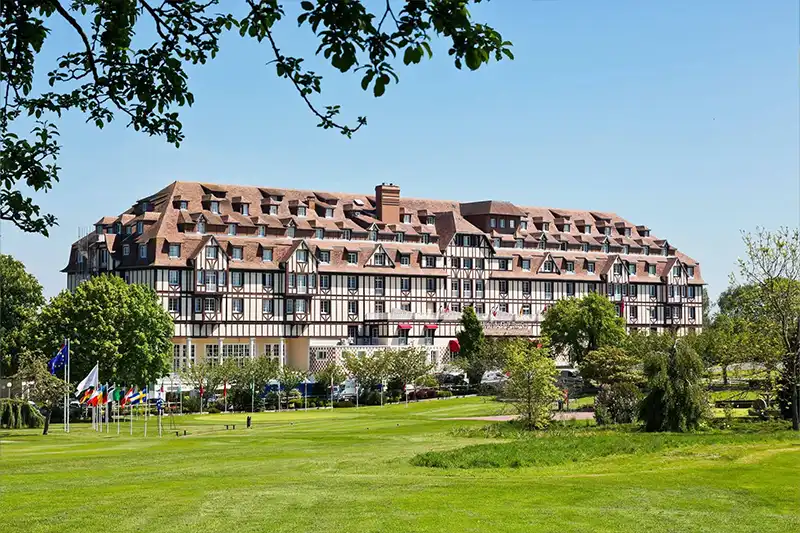 L’Hôtel du Golf – Calme et nature à Deauville Vue panoramique de l’Hôtel du Golf Barrière à Deauville