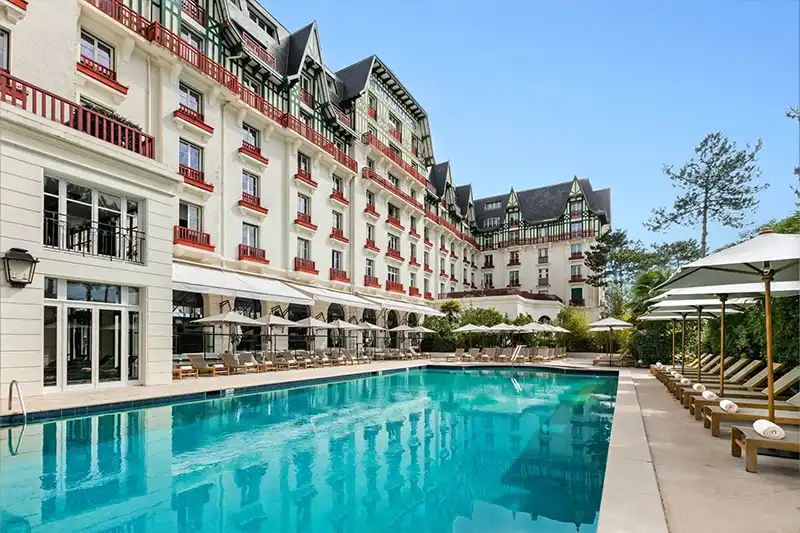 Hôtel Hermitage Barrière – Piscine et architecture traditionnelle Piscine extérieure de l’Hôtel Hermitage Barrière à La Baule