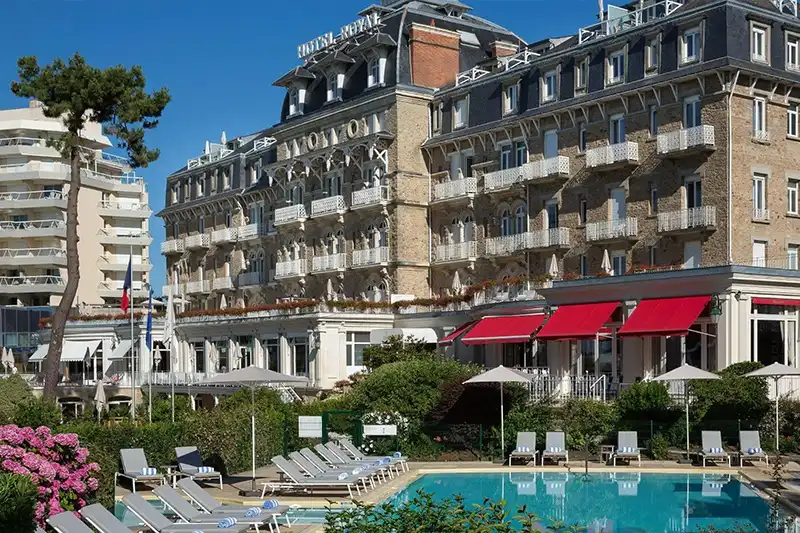 Hôtel Royal Barrière à La Baule – Élégance et confort Façade de l’Hôtel Royal à La Baule avec sa piscine extérieure