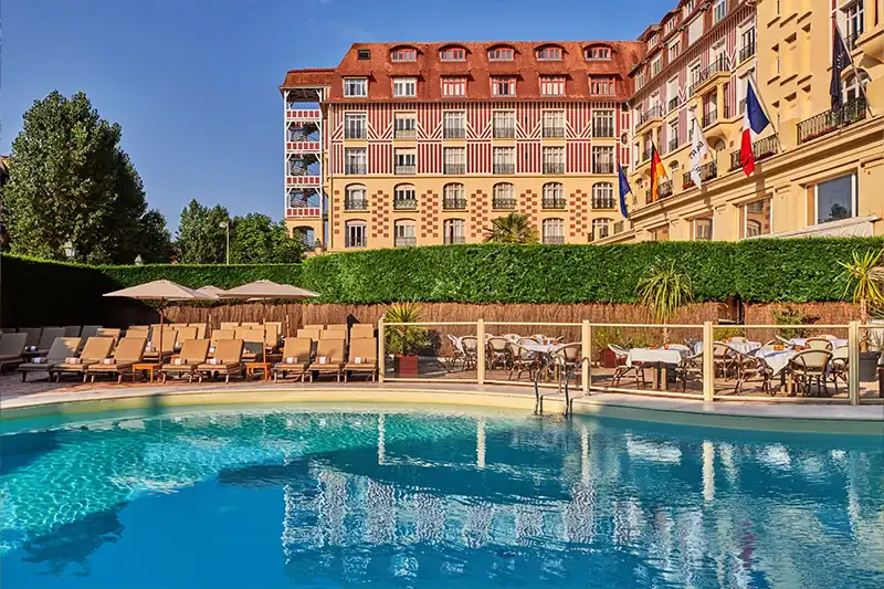 Hôtel Royal Deauville – Élégance au cœur de la Normandie Piscine et terrasse de l’Hôtel Royal à Deauville, signé Barrière
