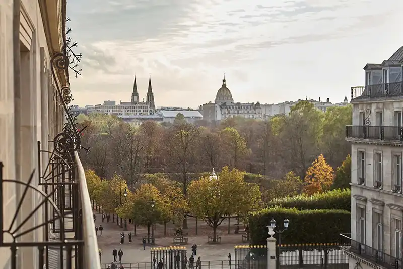 Maison Barrière Vendôme – Élégance parisienne Vue depuis un balcon de la Maison Barrière Vendôme à Paris sur les Invalides