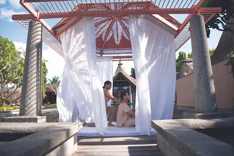 Bien-être et détente au spa Beachcomber Séance de massage dans un pavillon de spa extérieur au Trou aux Biches Beachcomber