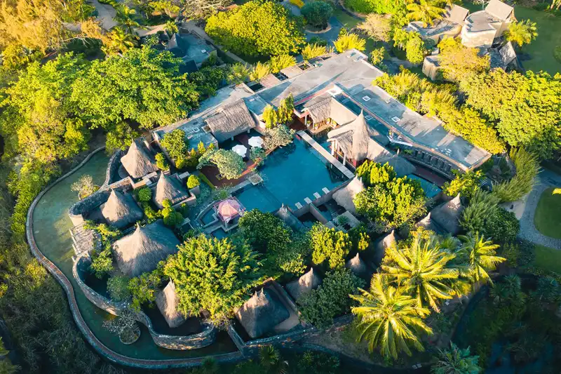 Vue aérienne du Trou aux Biches Beachcomber Vue aérienne du Trou aux Biches Beachcomber entouré de végétation tropicale