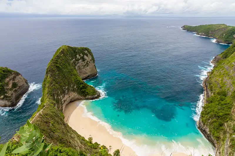 Nusa Penida – Crique paradisiaque de Bali Plage secrète de Nusa Penida avec mer turquoise et falaises