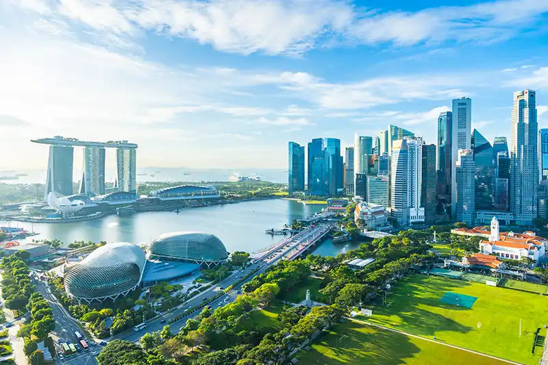 Singapour – Marina Bay et skyline moderne Vue aérienne de Marina Bay à Singapour avec gratte-ciels et mer