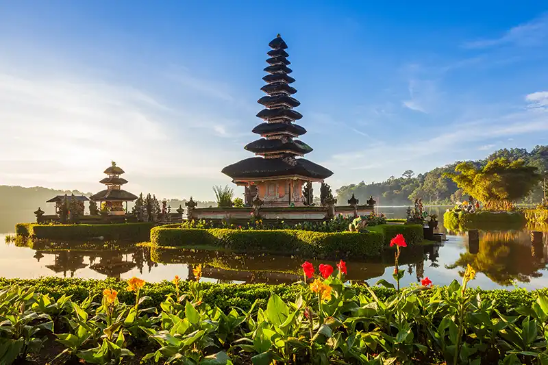 Bali – Temple Ulun Danu, entre spiritualité et nature Temple Ulun Danu Beratan à Bali entouré d’eau et de nature