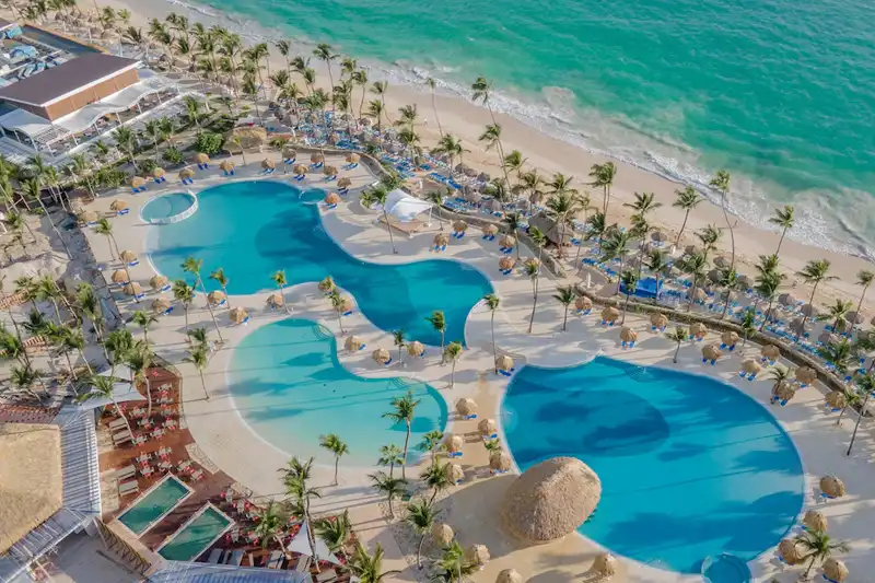 Vue aérienne du resort Bahia Principe Grand Punta Cana en bord de mer