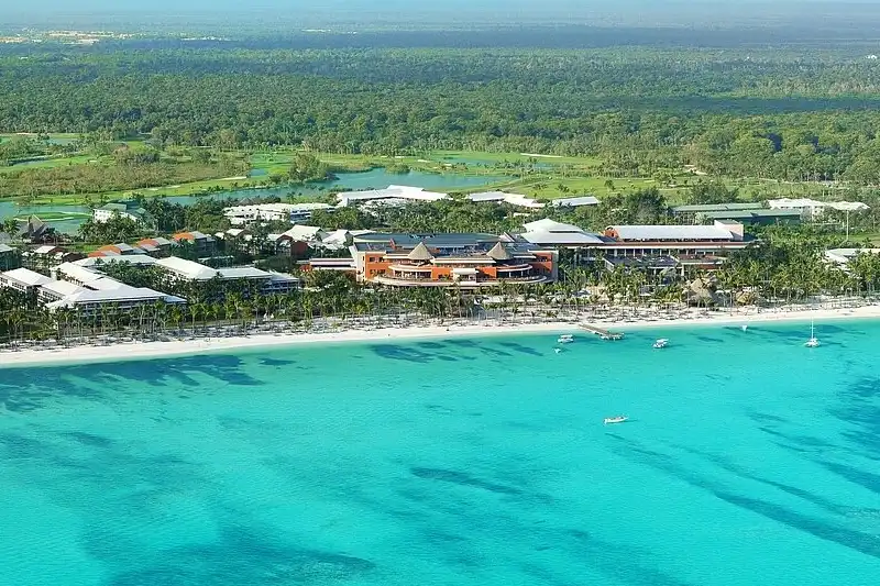 Vue aérienne du Barcelo Bavaro Palace et ses piscines face à la mer
