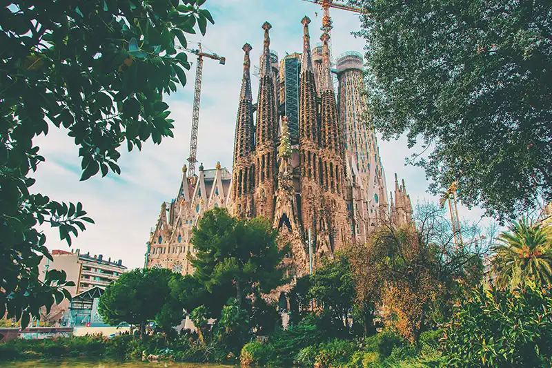 Sagrada Família entourée de végétation, à Barcelone