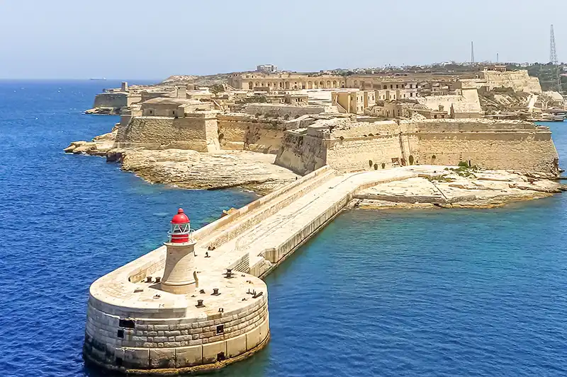 Entrée du port de La Valette avec phare et fortifications
