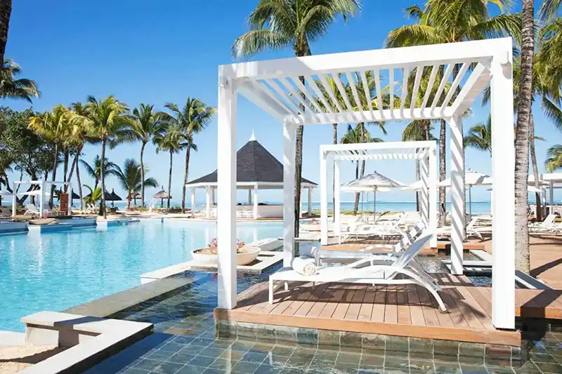 Piscine et pergolas élégantes de l’hôtel Heritage Telfair à l’île Maurice