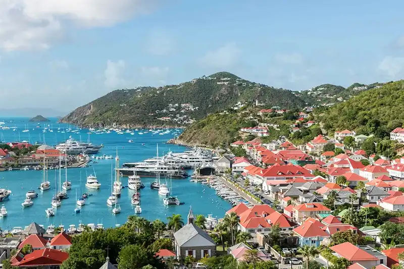 Panorama du port de Gustavia avec yachts et collines verdoyantes à Saint-Barthélemy
