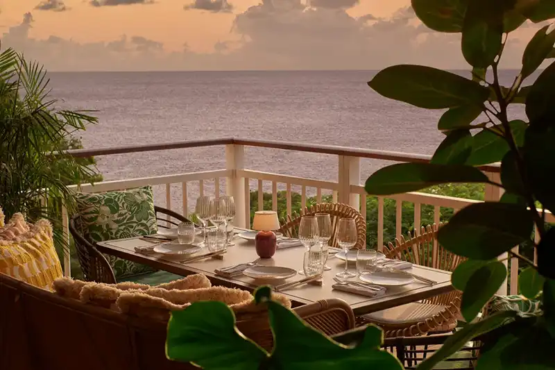 Table dressée avec vue sur la mer au restaurant Beefbar à Saint-Barthélemy