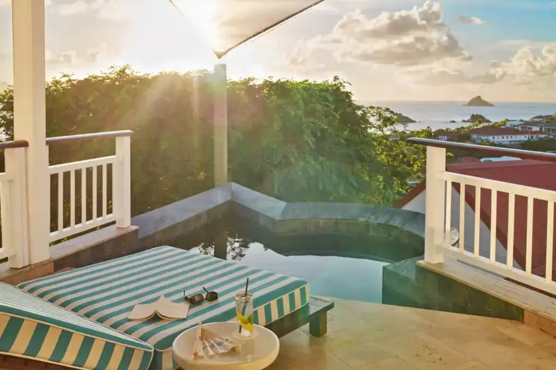 Terrasse privée d’une suite junior avec bassin et vue sur la mer à Saint-Barthélemy