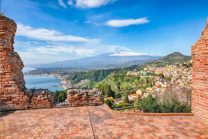 Vue panoramique sur Taormine et l’Etna, Sicile