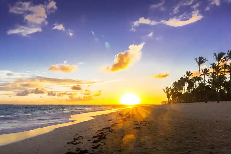 Coucher de soleil sur une plage de sable à Punta Cana