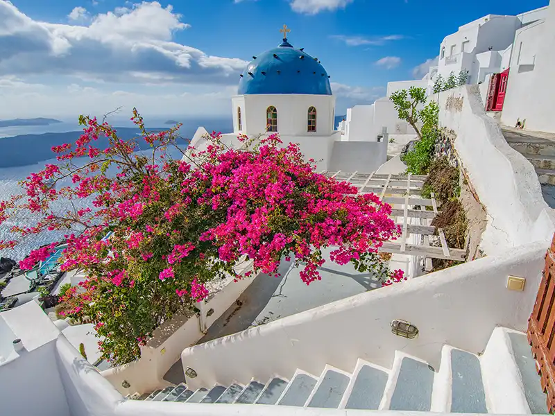 Santorin – escale MSC en Grèce Santorin – coupole bleue à Oia avec vue sur la caldeira (escale croisière MSC)