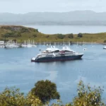 Navire Le Lapérouse de Ponant naviguant au large de l’Écosse