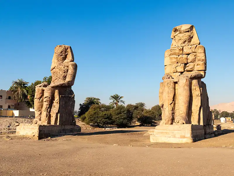 Les Colosses de Memnon à Louxor – statues monumentales des pharaons d’Égypte
