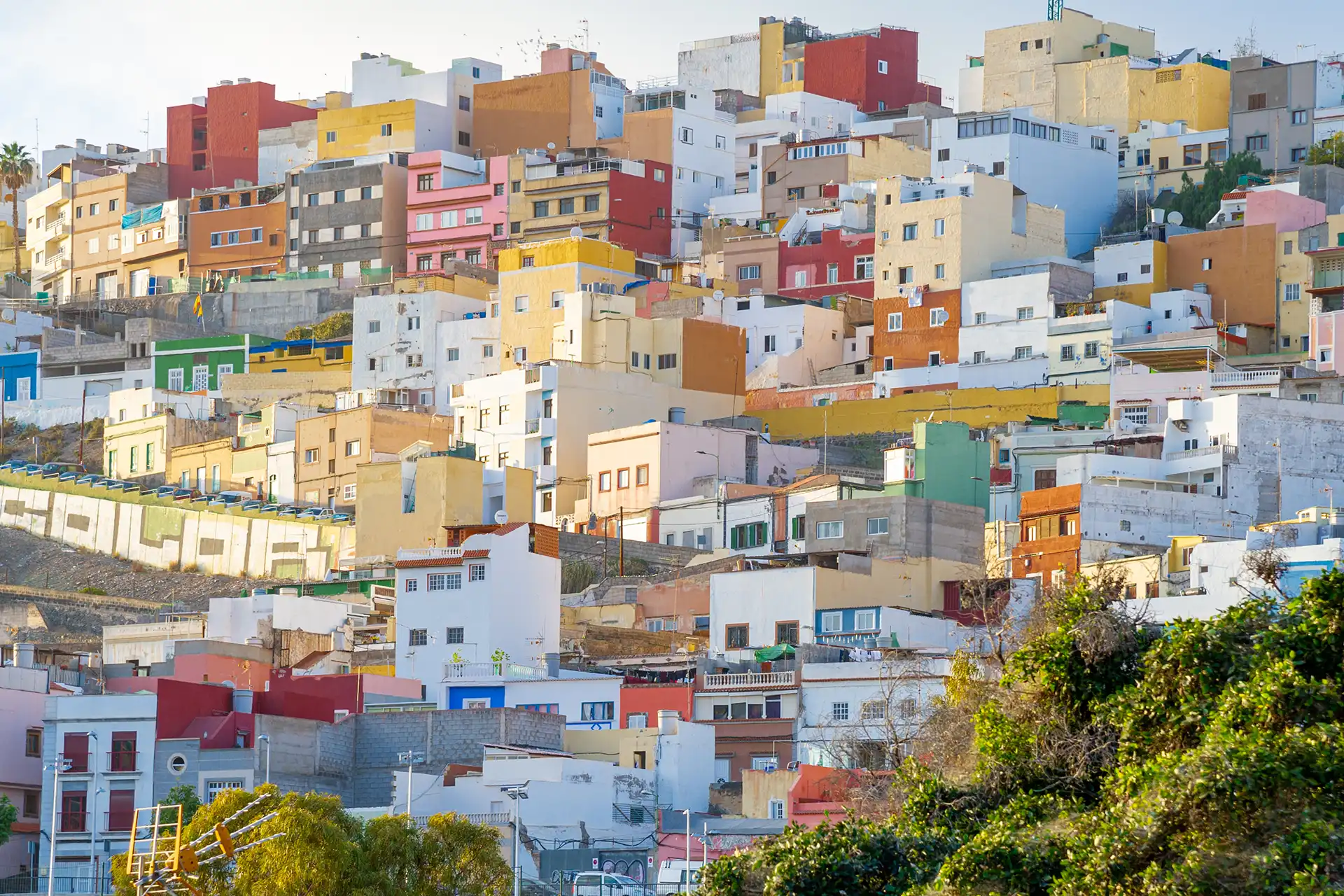 Maisons colorées à flanc de colline à Las Palmas de Gran Canaria