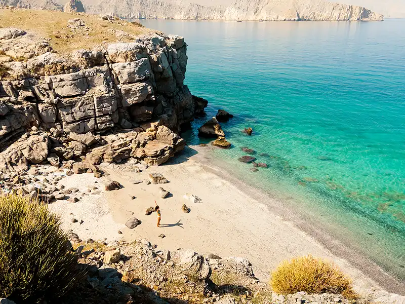 Plage isolée et mer turquoise sur la côte d’Oman