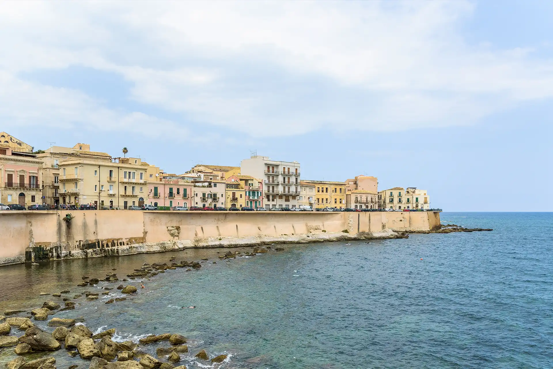 Vue sur le front de mer et les façades colorées de Syracuse en Sicile