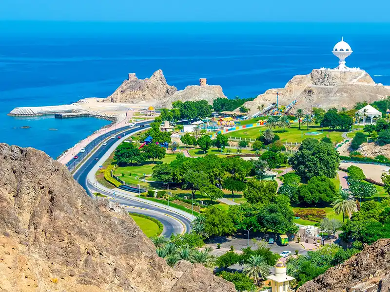 Vue panoramique sur la corniche et les montagnes de Muscat, capitale d’Oman