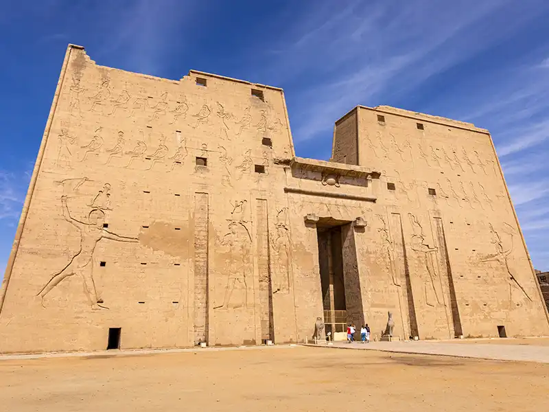 Temple d’Edfou dédié au dieu Horus – site emblématique sur le Nil