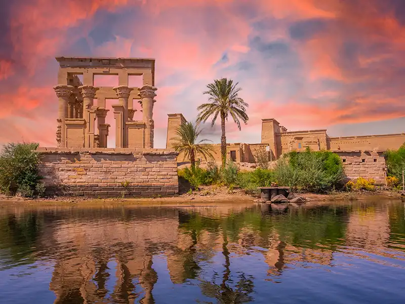 Temple de Philae à Assouan – sanctuaire d’Isis sur une île du Nil