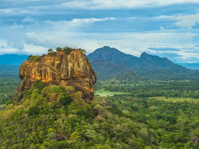Rocher de Sigiriya dominant la forêt tropicale au Sri Lanka